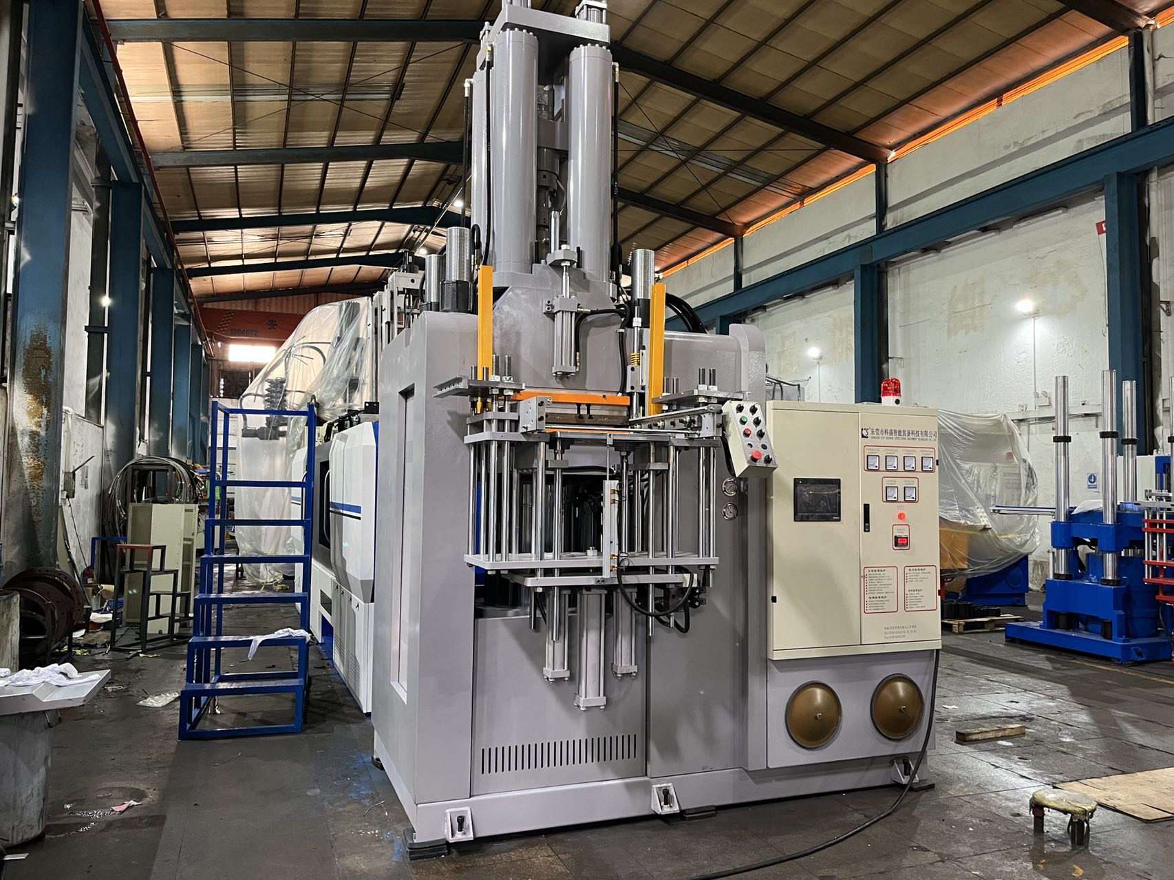 KSU立式橡膠射出機(jī) (1).jpg