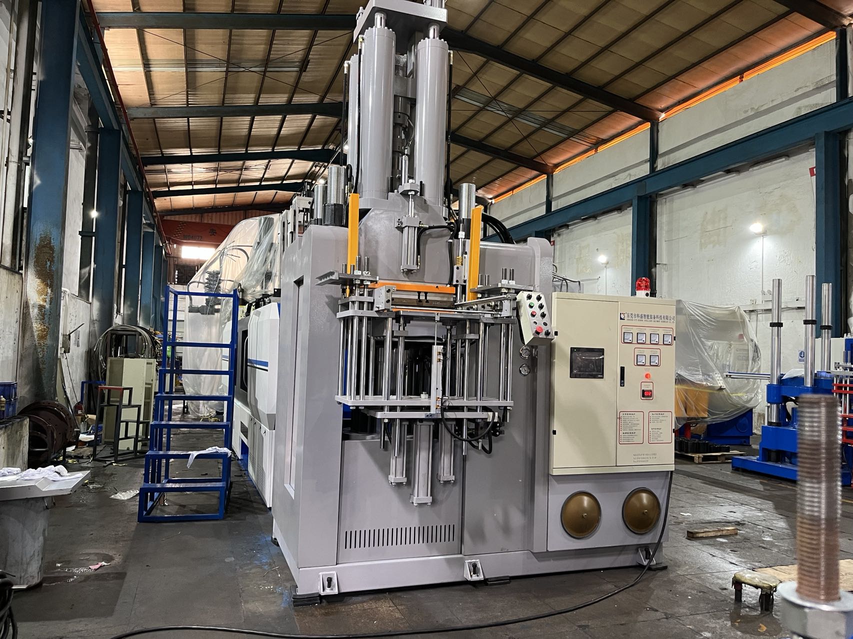 KSU立式橡膠射出機(jī) (3).jpg